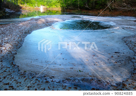 水邊的反映 90824885