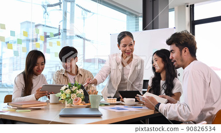 Mature business team leader talking, giving instructions to diverse staff at corporate meeting 90826534