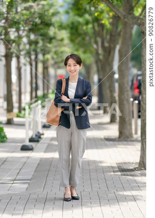 Business image middle woman whole body 90826779