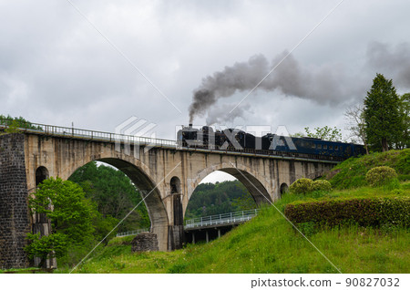 SL running on the glasses bridge 90827032