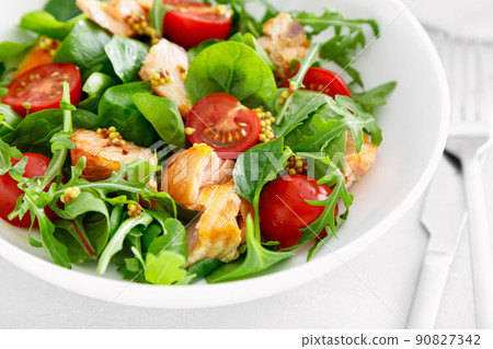 Grilled salmon salad with tomato and salad mix 90827342