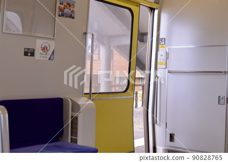 從 JR 北海道列車內看到的門 從 JR 北海道列車內看到的門 90828765