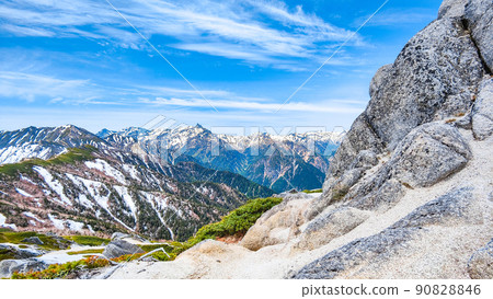 Climbing Mt. Tsubakuro in early summer (viewing Mt. Otensho, Mt. Yarigatake, and Mt. Kasagatake from the ridgeline of Mt. 90828846