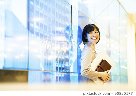 商務女性辦公室筆記本電腦微笑 90830177