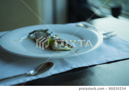 靠窗的桌子上的菜 90830334