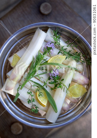 Cooking asparagus and herbs 90831061