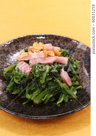 Stir-fried spinach with bacon and garlic flavor Stir-fried spinach with bacon and garlic flavor 90831259