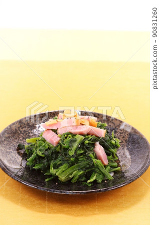 Stir-fried spinach with bacon and garlic flavor Stir-fried spinach with bacon and garlic flavor 90831260