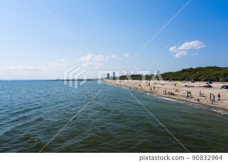 千葉市美浜區黃金周擁擠的稻毛海濱公園稻毛海灘 90832964