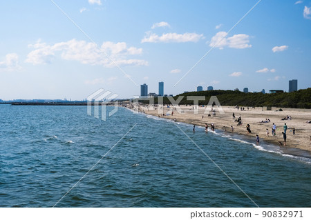 Inage Seaside Park, Inage Beach, which is crowded with Golden Week in Mihama Ward, Chiba City 90832971