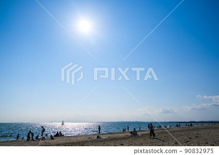 Inage Seaside Park, Inage Beach, which is crowded with Golden Week in Mihama Ward, Chiba City 90832975