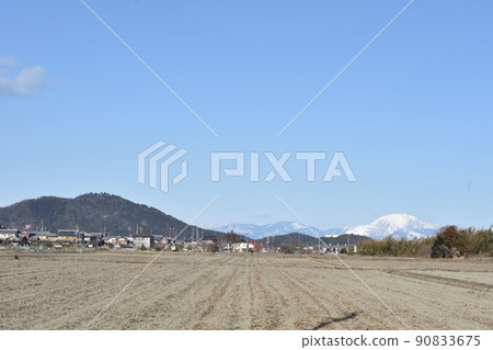 晴天的新神山，遠處的雪山 90833675