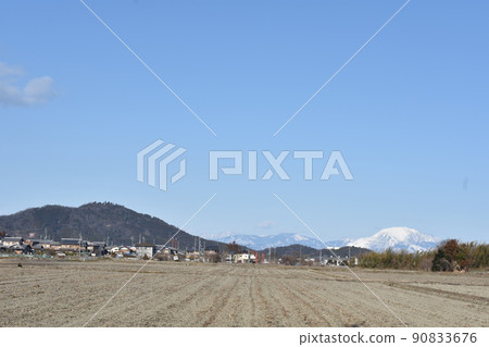 晴天的新神山，遠處的雪山 90833676