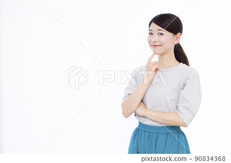 笑著擔心的三十多歲的女人 90834368