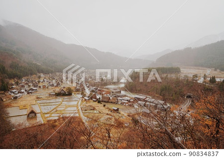 秋天白川鄉合掌村 90834837