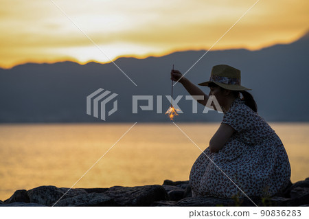 Woman enjoying a sparkler 90836283