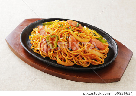 Spaghetti napolitan served on an iron plate 90836634