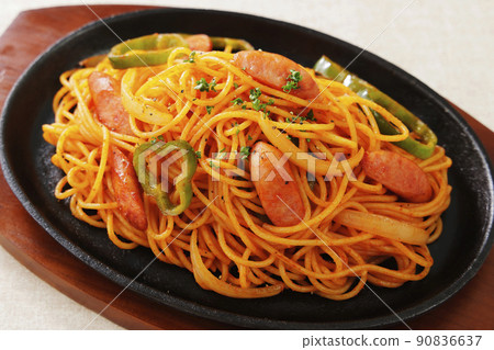 意大利面那不勒斯在鐵盤上供應 90836637