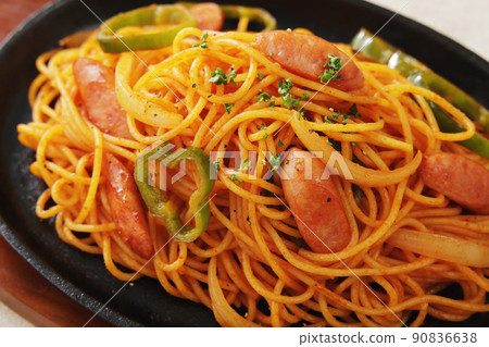 意大利面那不勒斯在鐵盤上供應 意大利面那不勒斯在鐵盤上供應 90836638