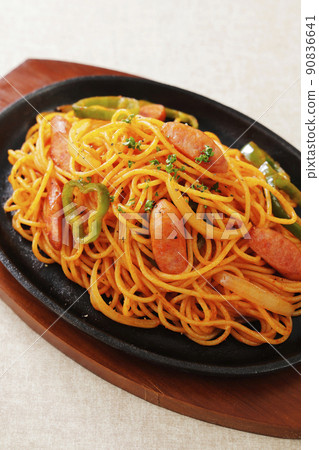 Spaghetti napolitan served on an iron plate 90836641