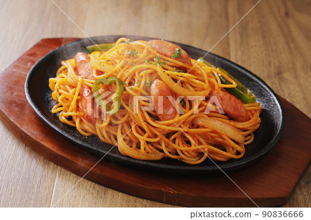 那不勒斯意粉放在鐵盤上 90836666