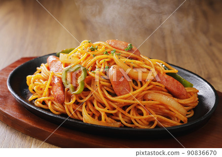 那不勒斯意粉放在鐵盤上 那不勒斯意粉放在鐵盤上 90836670