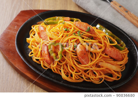 那不勒斯意粉放在鐵盤上 90836680