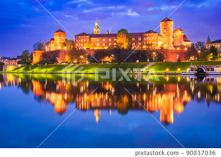 Krakow, Poland - Wawel Castle and Vistula River reflection Krakow, Poland - Wawel Castle and Vistula River reflection 90837036