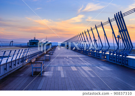黃昏時分中部國際機場常滑市空中甲板 黃昏時分中部國際機場常滑市空中甲板 90837310
