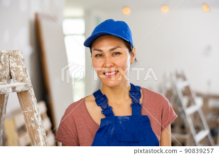 Portrait of asian woman builder 90839257