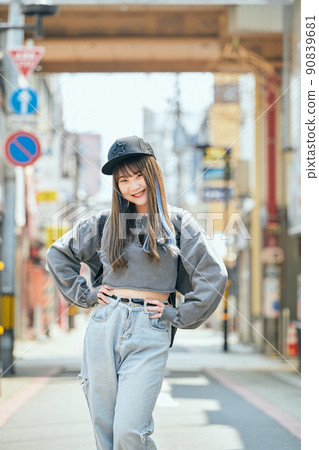 站在鏡頭前的 Z 世代女性 站在鏡頭前的 Z 世代女性 90839681