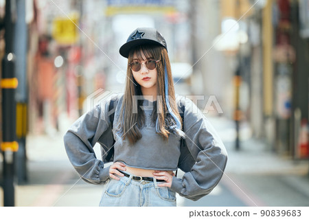 站在鏡頭前的 Z 世代女性 站在鏡頭前的 Z 世代女性 90839683