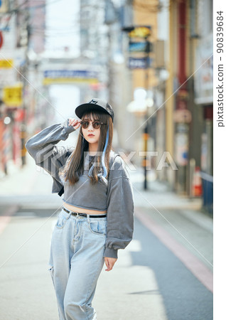 站在鏡頭前的 Z 世代女性 站在鏡頭前的 Z 世代女性 90839684