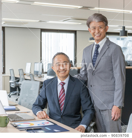 辦公室廣場兩位老人的畫像 辦公室廣場兩位老人的畫像 90839708