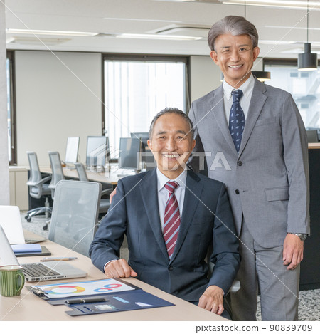 辦公室廣場兩位老人的畫像 90839709