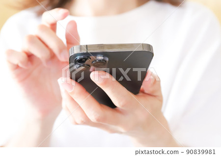 Hands to touch the smartphone 90839981