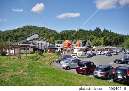 岩手路站路站石和在陽光明媚的日子天空回來 岩手路站路站石和在陽光明媚的日子天空回來 90840246