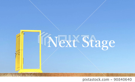 黃色住宅小區門你打開配件的地方和Next Stage的字母_藍天背景 90840640