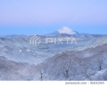 Hakone_Mt. Fuji and Lake Ashi with a spectacular snow scene Hakone_Mt. Fuji and Lake Ashi with a spectacular snow scene 90842905