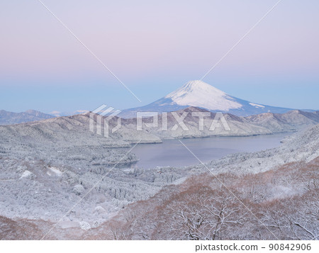 Hakone_Mt. Fuji and Lake Ashi with a spectacular snow scene 90842906