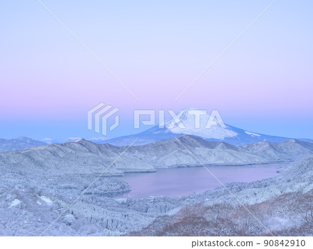 箱根_富士山和蘆之湖的壯觀雪景 90842910