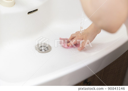 一個女人的手在浴室裡清洗水槽 90843146