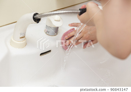 一個女人的手在浴室裡清洗水槽 90843147