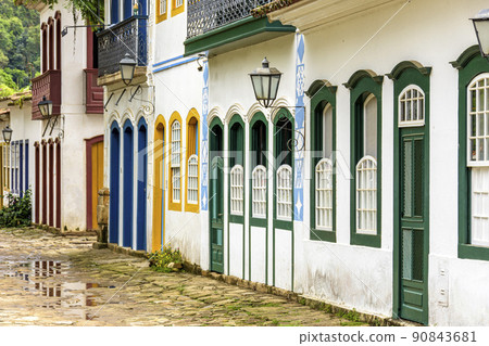 Streets with colorful colonial-style houses in the historic city of Paraty 90843681