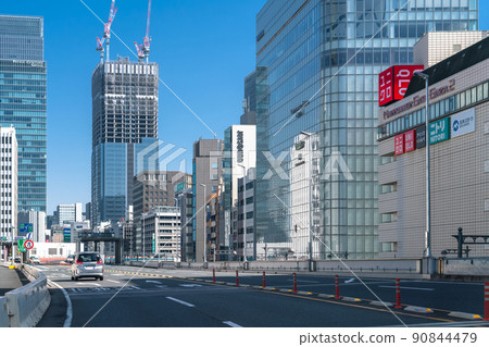 《東京》在首都高速 KK 線上行駛 90844479