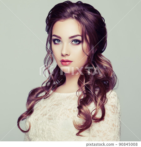Brunette woman with long and shiny curly hair 90845008