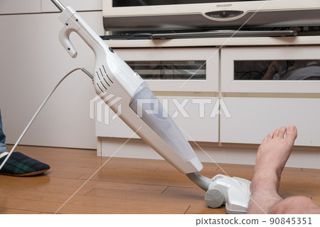 [Middle housewife's husband cleaning the flooring lays down and disturbs] 90845351