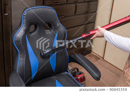 [Middle housewife cleaning a gaming chair with a cyclone cleaner] 90845359