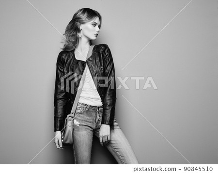 Fashion portrait of beautiful young woman with handbag 90845510