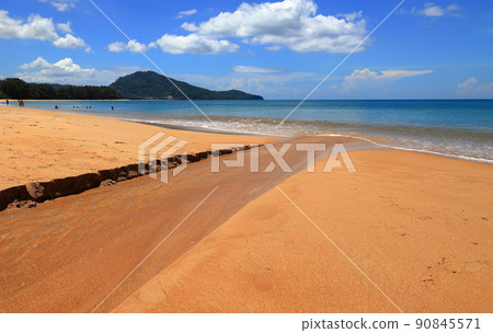 Fresh water flows into the sea on beautiful beach, with beautiful white clouds, blue sky and sea. 90845571